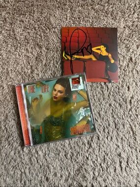 NWT HAND SIGNED TAYLOR SWIFT “THE LIFE OF A SHOWGIRL” PHOTO 4 CD